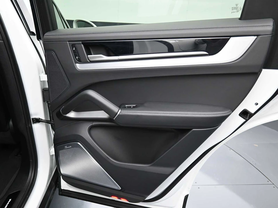 2025 Porsche 9Y0/9Y3 Cayenne Coupe - Image 25 of 31