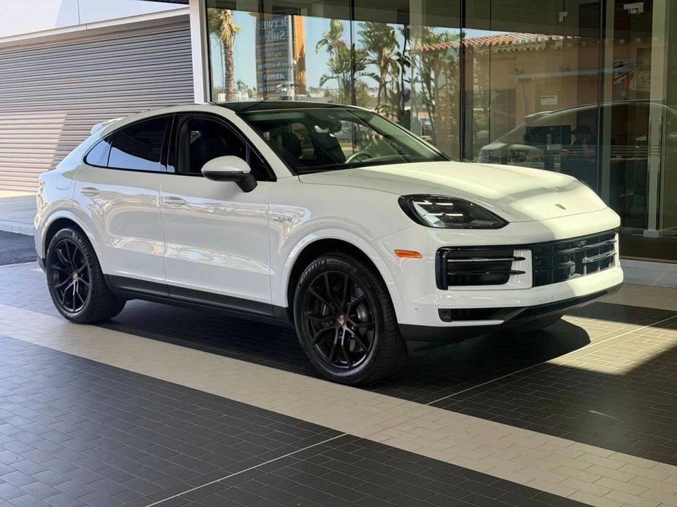 2025 Porsche Cayenne - Image 4 of 4