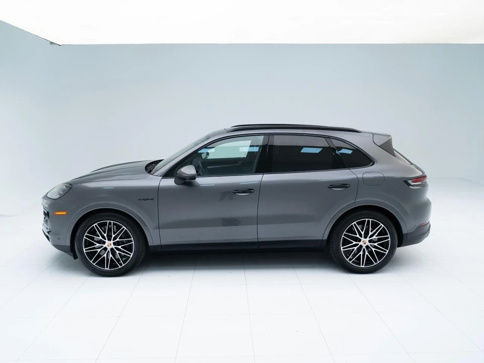 2025 Porsche 9Y0/9Y3 Cayenne - Image 3 of 31