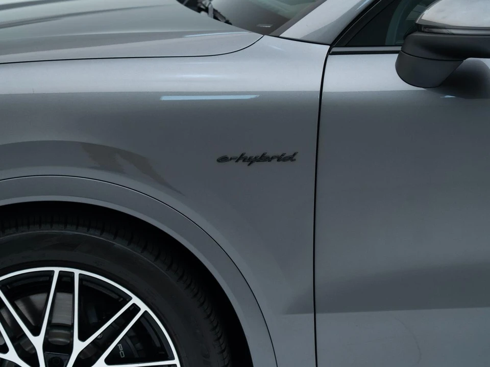 2025 Porsche 9Y0/9Y3 Cayenne - Image 14 of 31