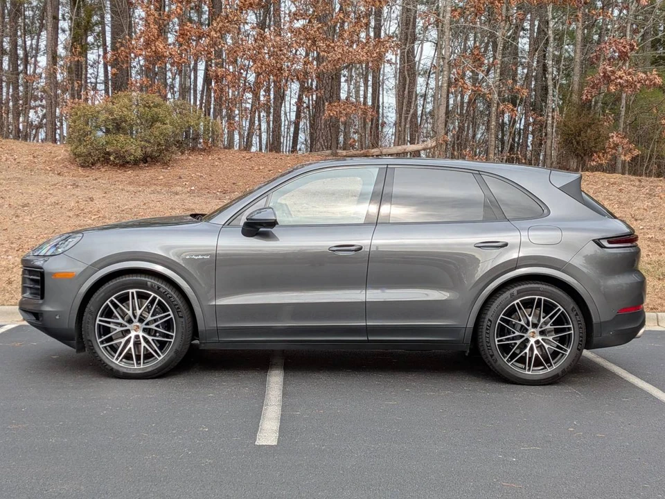 2025 Porsche 9Y0/9Y3 Cayenne - Image 2 of 5
