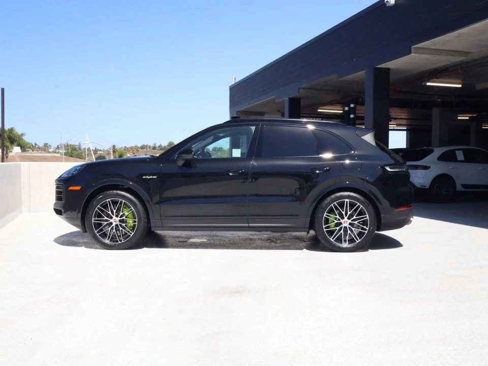 2025 Porsche 9Y0/9Y3 Cayenne - Image 2 of 5