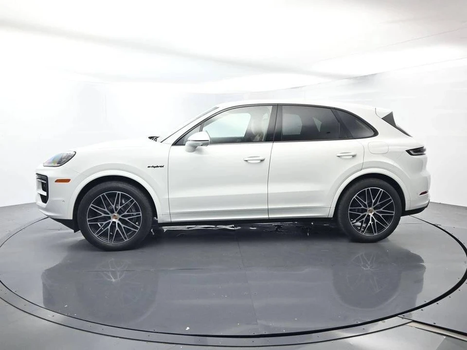 2025 Porsche 9Y0/9Y3 Cayenne - Image 2 of 4