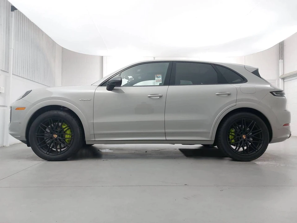 2025 Porsche 9Y0/9Y3 Cayenne - Image 2 of 5