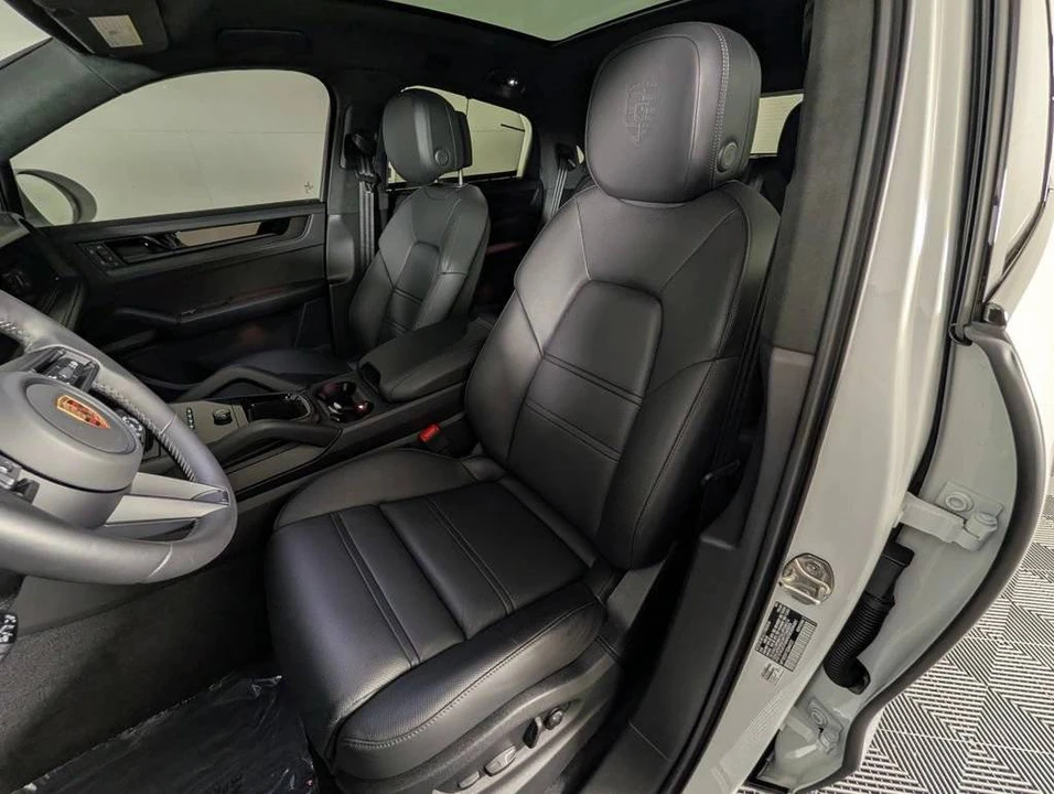 2025 Porsche 9Y0/9Y3 Cayenne GTS - Image 5 of 5