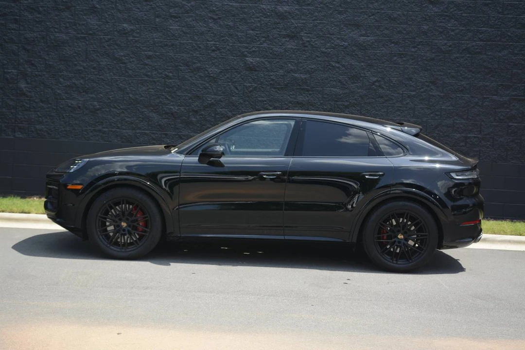2025 Porsche 9Y0/9Y3 Cayenne GTS - Image 2 of 5