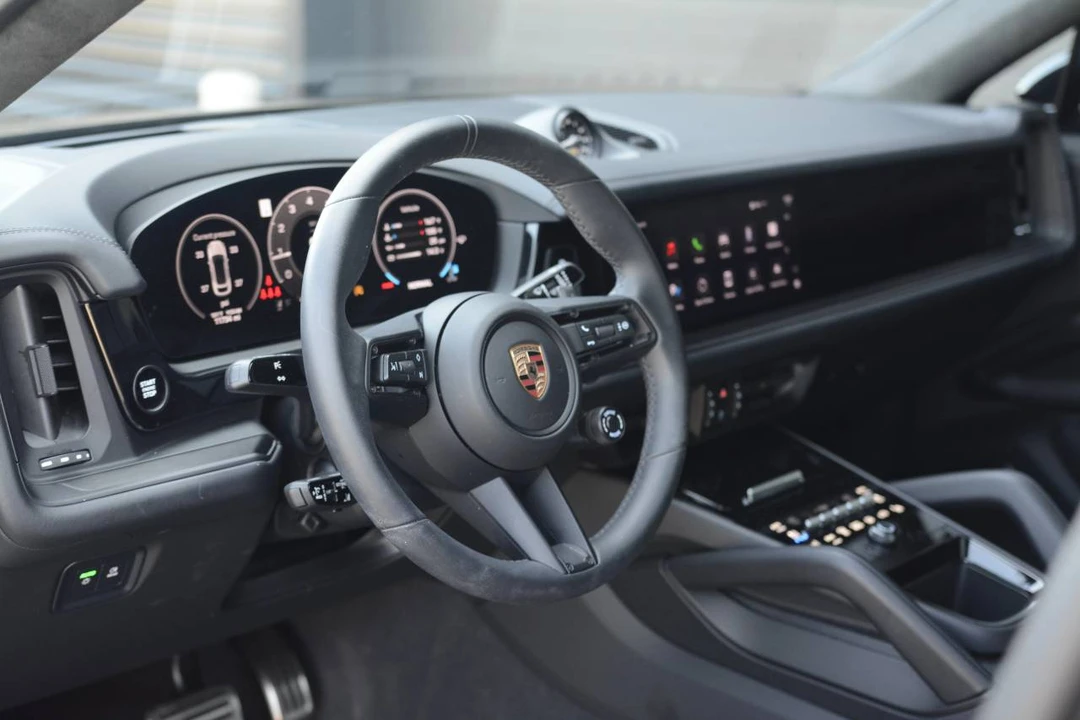 2025 Porsche 9Y0/9Y3 Cayenne GTS - Image 4 of 5
