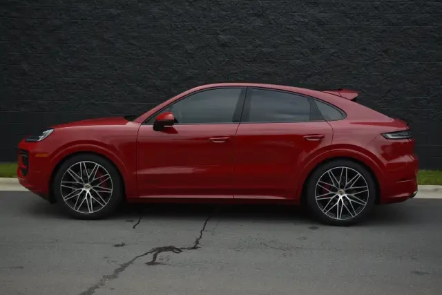 2025 Porsche 9Y0/9Y3 Cayenne GTS - Image 14 of 31