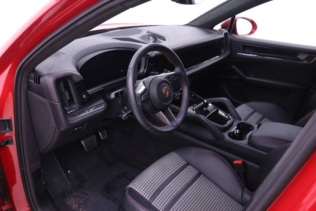 2025 Porsche 9Y0/9Y3 Cayenne GTS - Image 4 of 4