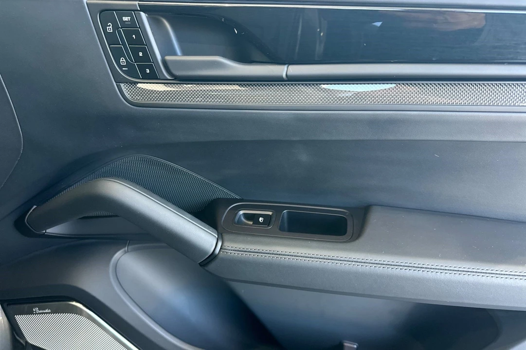 2025 Porsche 9Y0/9Y3 Cayenne GTS - Image 22 of 31
