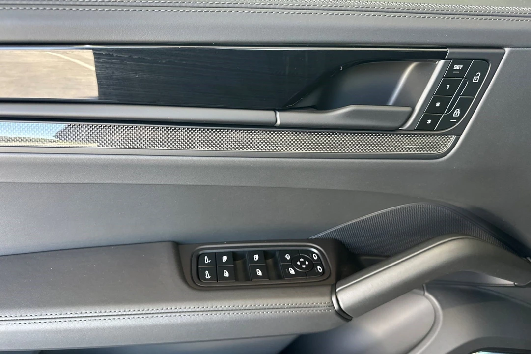 2025 Porsche 9Y0/9Y3 Cayenne GTS - Image 12 of 31