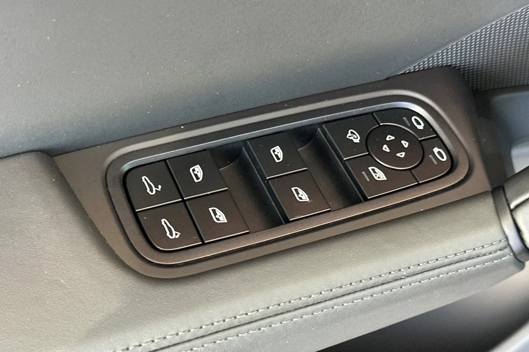 2025 Porsche 9Y0/9Y3 Cayenne GTS - Image 13 of 31