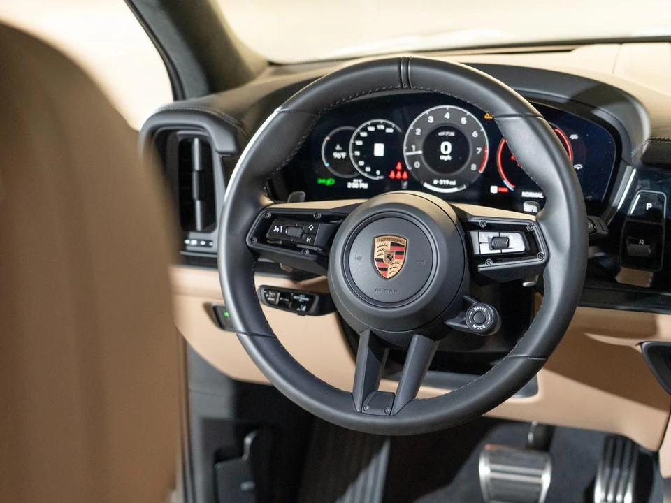 2025 Porsche 9Y0/9Y3 Cayenne GTS - Image 27 of 29