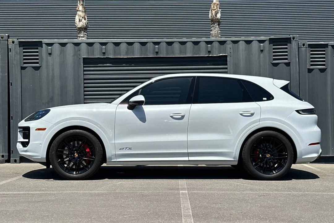 2025 Porsche 9Y0/9Y3 Cayenne GTS - Image 2 of 5