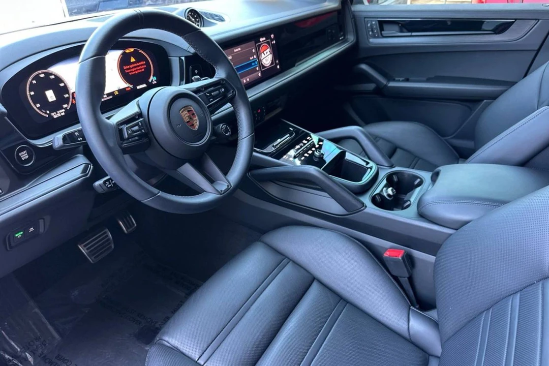 2025 Porsche 9Y0/9Y3 Cayenne GTS - Image 4 of 5