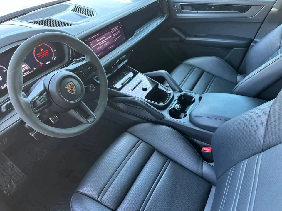 2025 Porsche 9Y0/9Y3 Cayenne GTS - Image 4 of 4