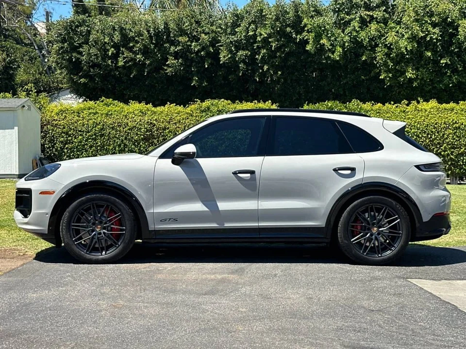 2025 Porsche 9Y0/9Y3 Cayenne GTS - Image 2 of 4