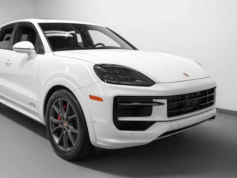 2025 Porsche 9Y0/9Y3 Cayenne GTS - Image 9 of 31