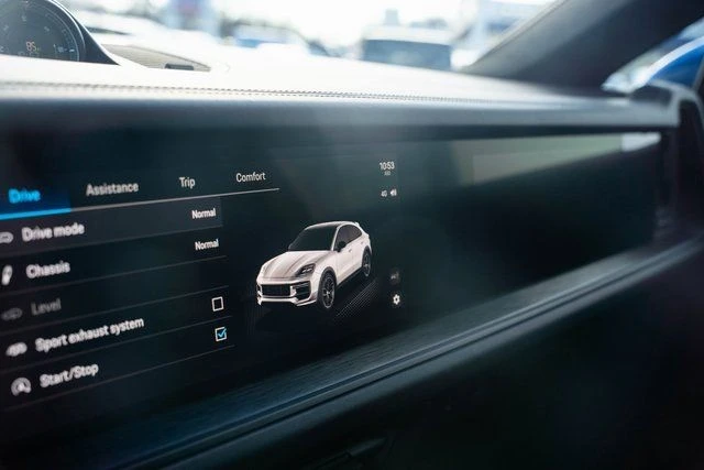 2025 Porsche 9Y0/9Y3 Cayenne GTS - Image 21 of 31