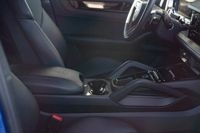 2025 Porsche 9Y0/9Y3 Cayenne GTS - Image 26 of 31
