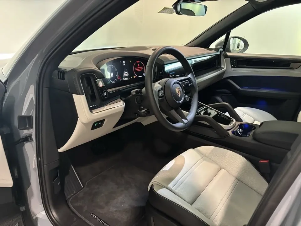 2025 Porsche 9Y0/9Y3 Cayenne - Image 4 of 8