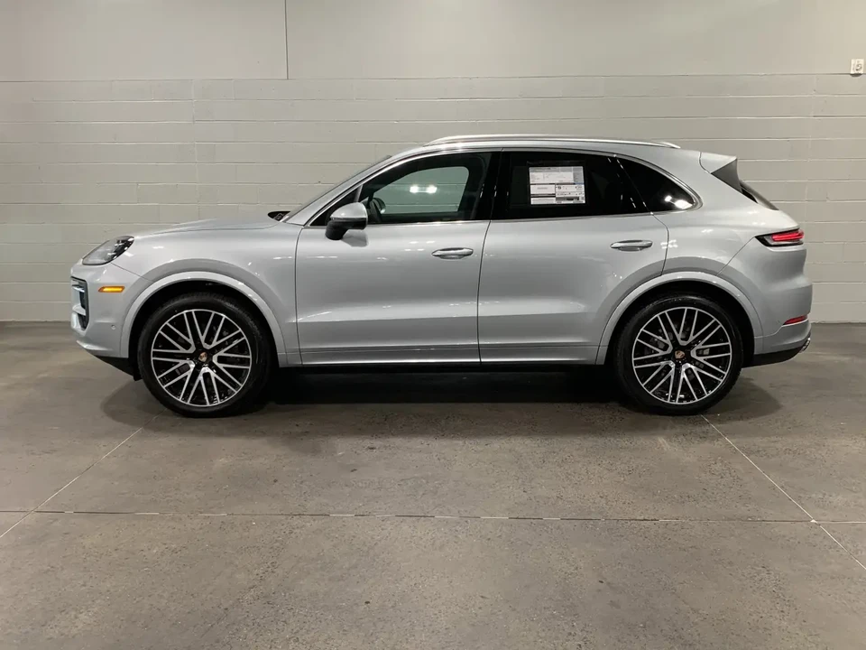 2025 Porsche 9Y0/9Y3 Cayenne - Image 2 of 13