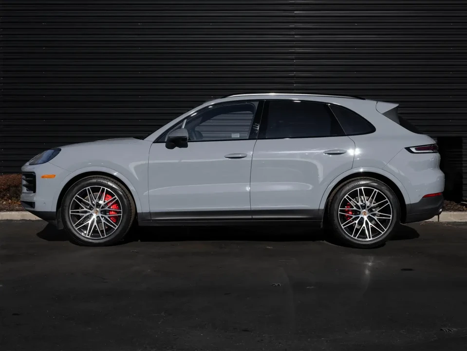 2025 Porsche 9Y0/9Y3 Cayenne S - Image 2 of 10
