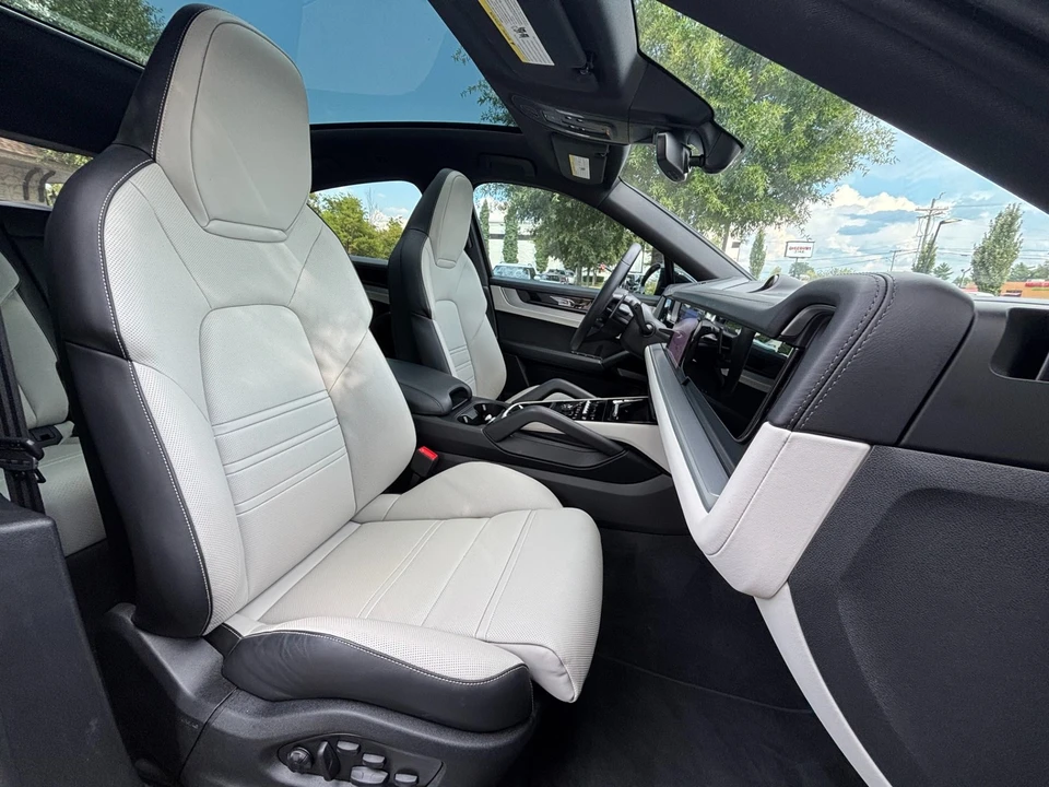 2025 Porsche Cayenne - Image 25 of 31