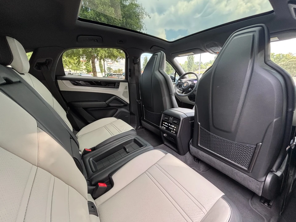 2025 Porsche Cayenne - Image 20 of 31