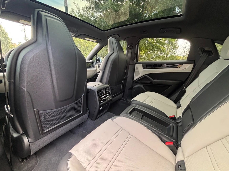 2025 Porsche Cayenne - Image 16 of 31