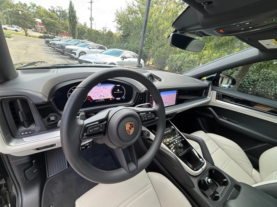 2025 Porsche Cayenne - Image 12 of 31