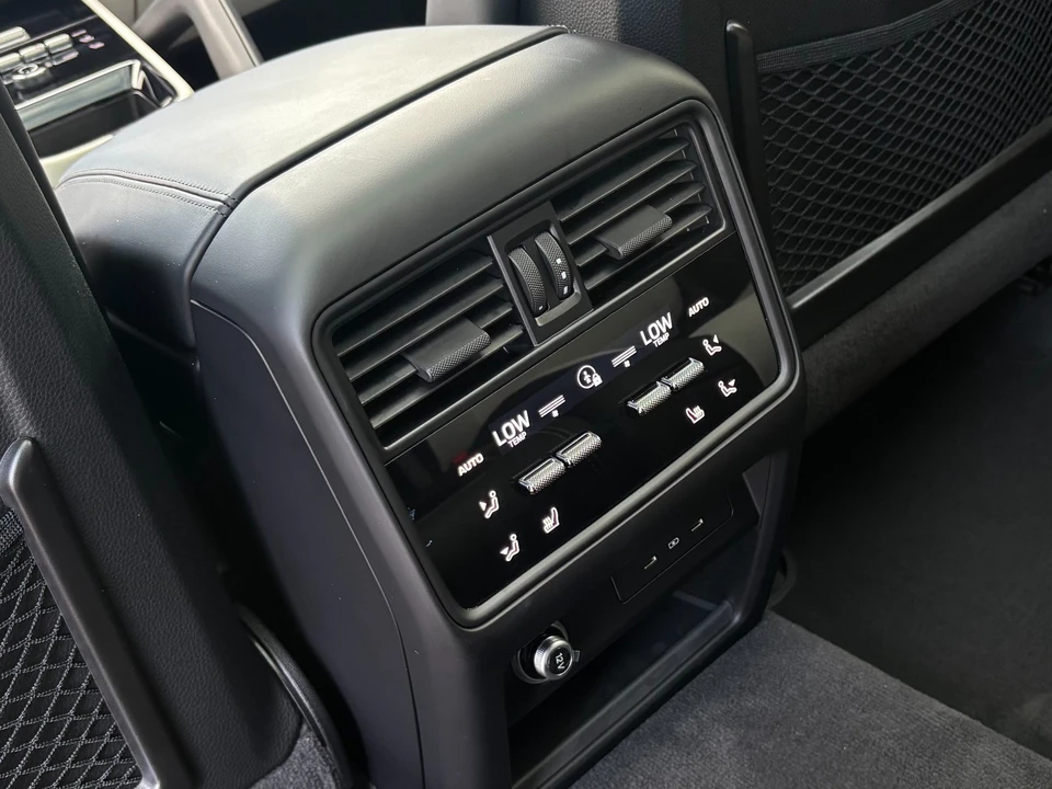 2025 Porsche Cayenne - Image 18 of 31