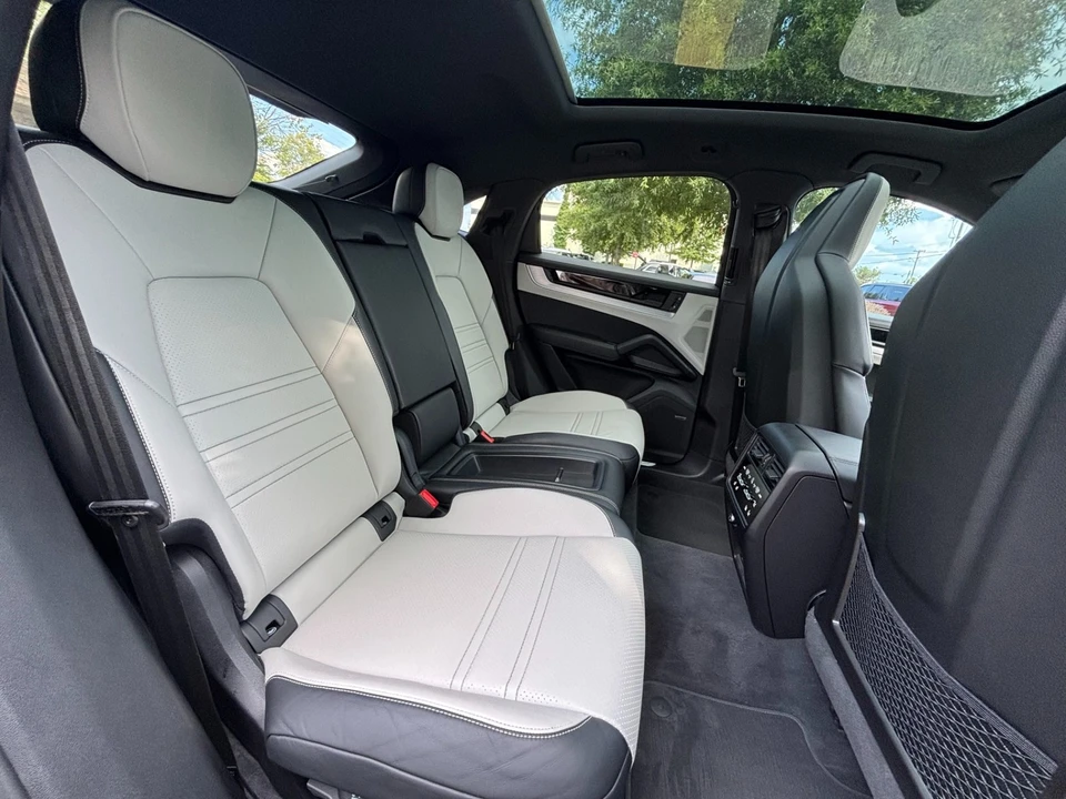 2025 Porsche Cayenne - Image 21 of 31