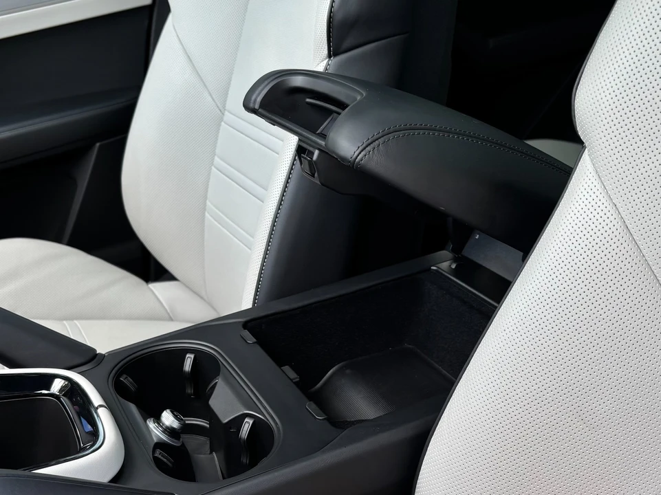2025 Porsche Cayenne - Image 14 of 31