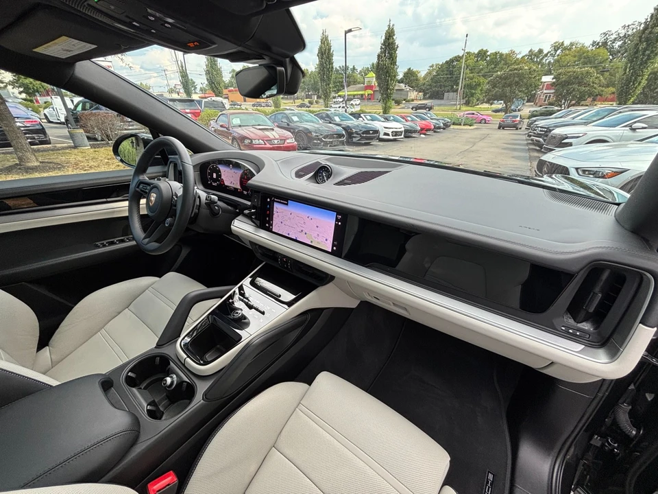 2025 Porsche Cayenne - Image 24 of 31