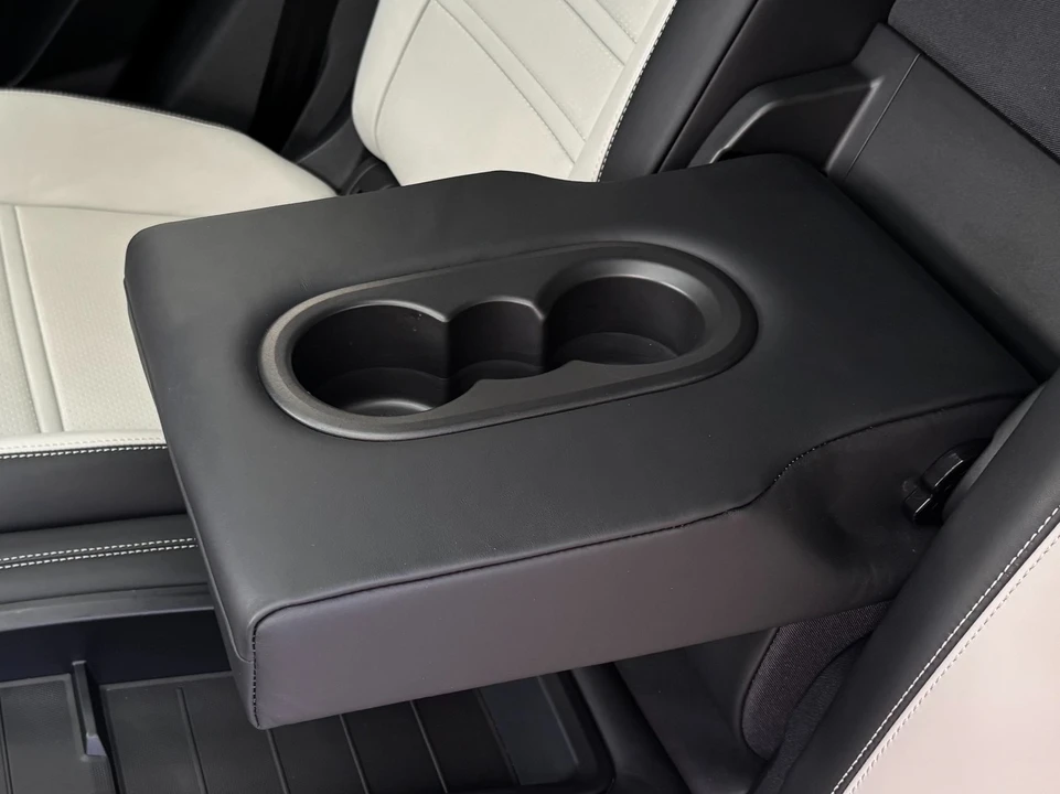 2025 Porsche Cayenne - Image 17 of 31