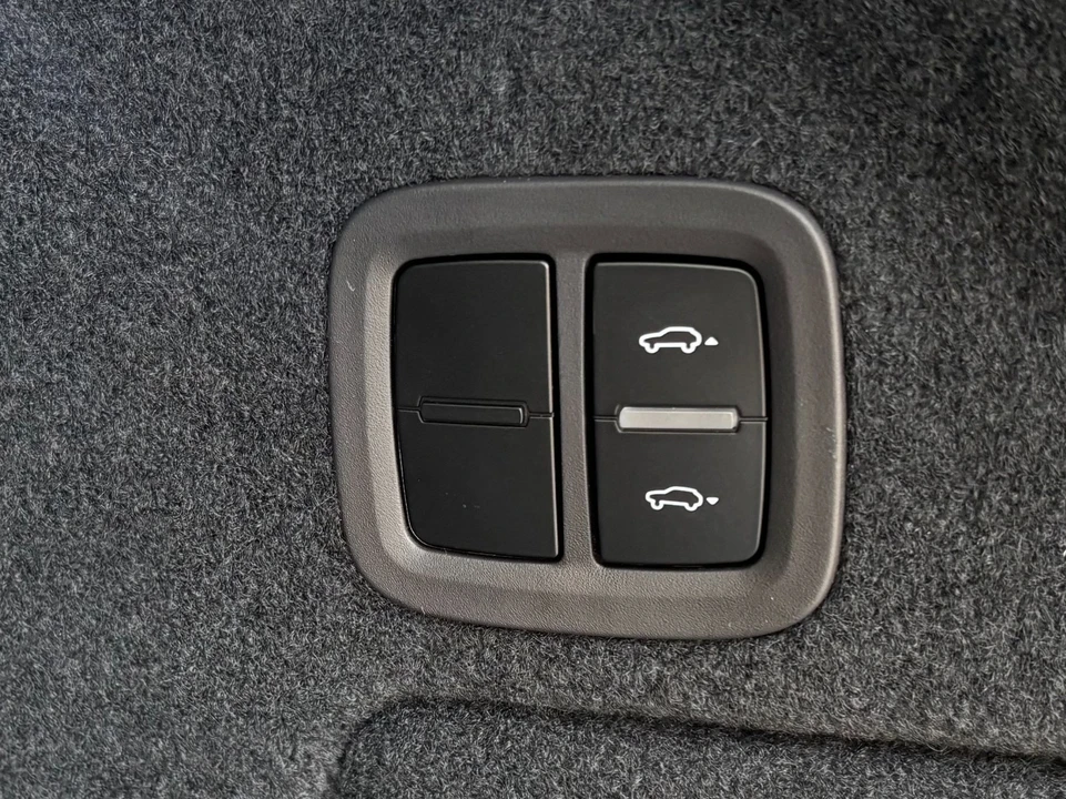 2025 Porsche Cayenne - Image 29 of 31