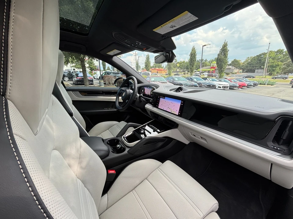 2025 Porsche Cayenne - Image 23 of 31