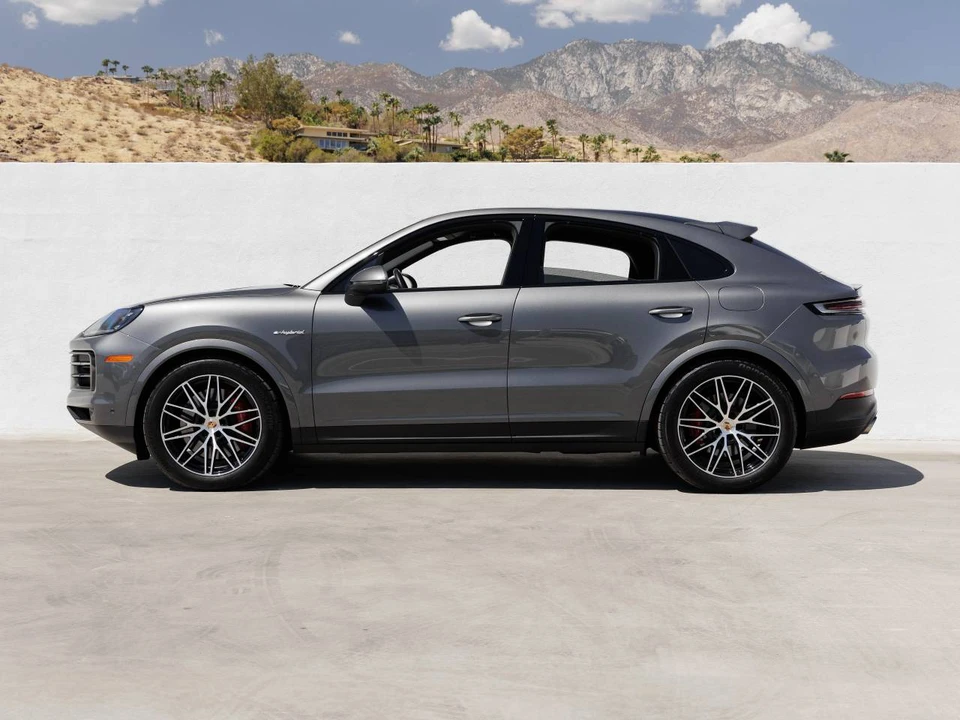 2025 Porsche 9Y0/9Y3 Cayenne Coupe - Image 2 of 4