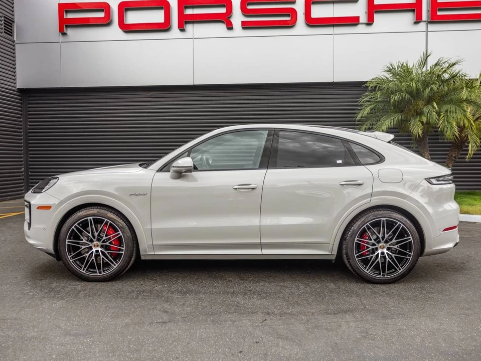 2025 Porsche 9Y0/9Y3 Cayenne Coupe - Image 2 of 4