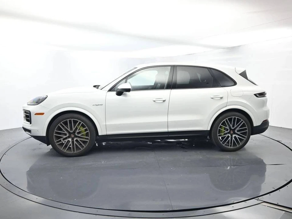 2025 Porsche 9Y0/9Y3 Cayenne - Image 2 of 4