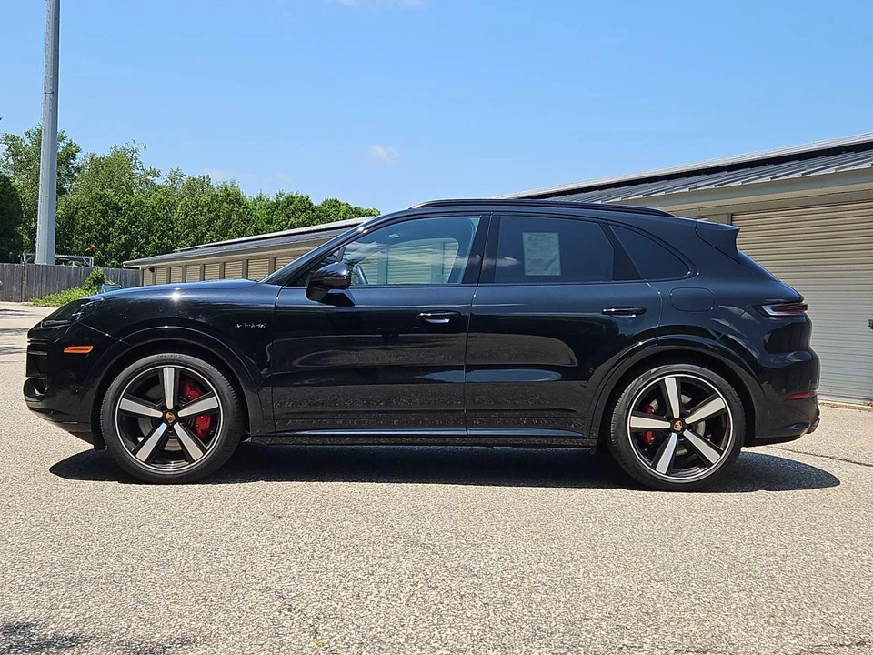 2025 Porsche Cayenne - Image 2 of 5