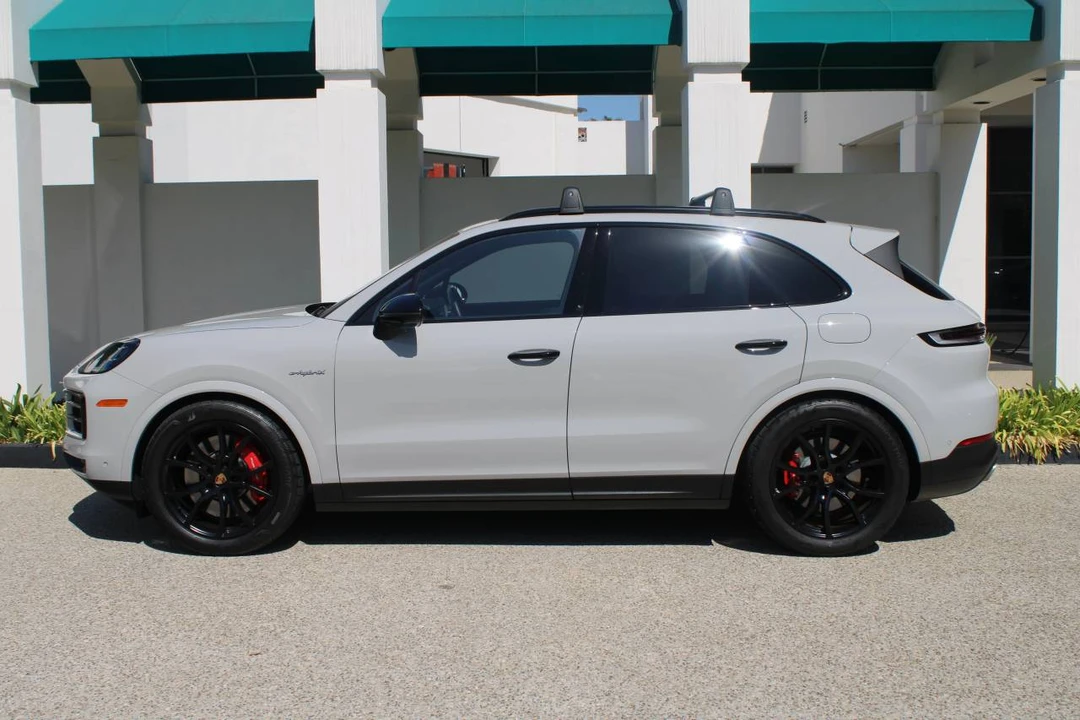 2025 Porsche 9Y0/9Y3 Cayenne - Image 2 of 4