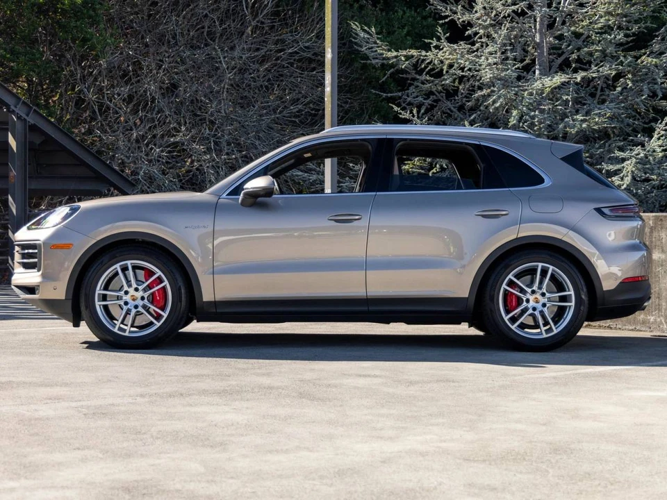 2025 Porsche Cayenne - Image 2 of 4