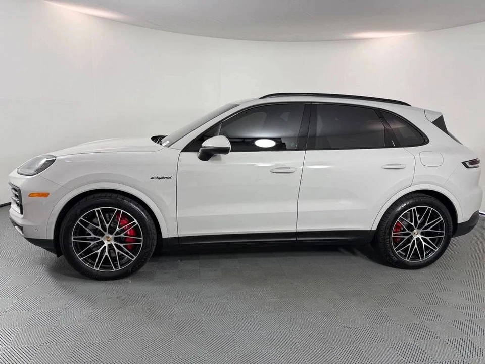 2025 Porsche Cayenne - Image 2 of 5