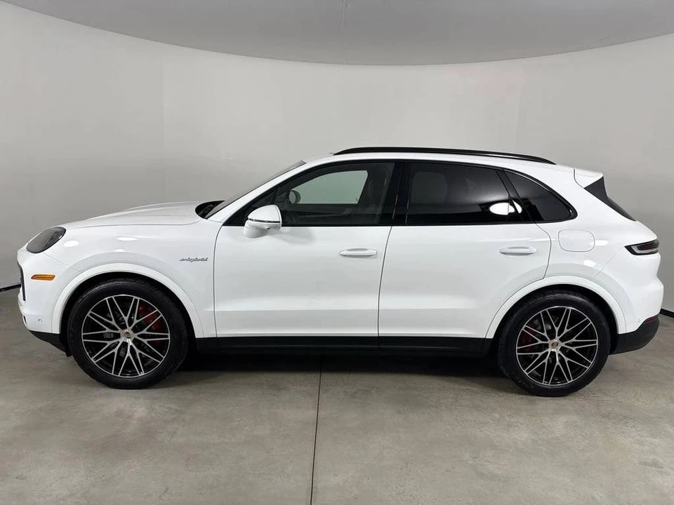 2025 Porsche Cayenne - Image 2 of 5