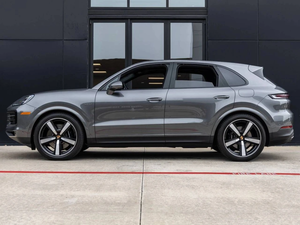 2025 Porsche Cayenne - Image 2 of 5