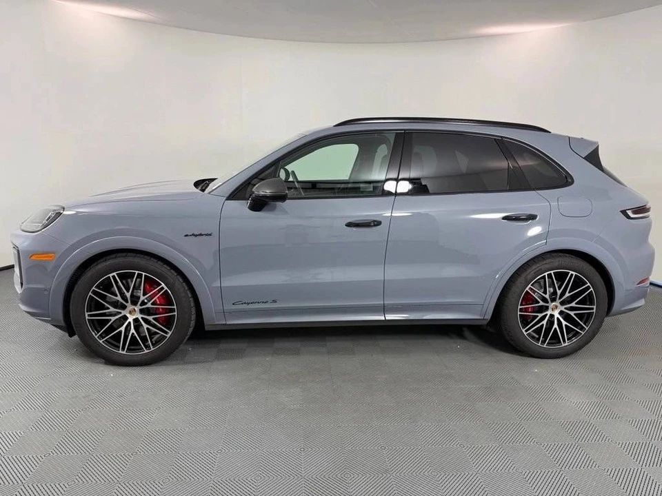 2025 Porsche Cayenne - Image 2 of 5