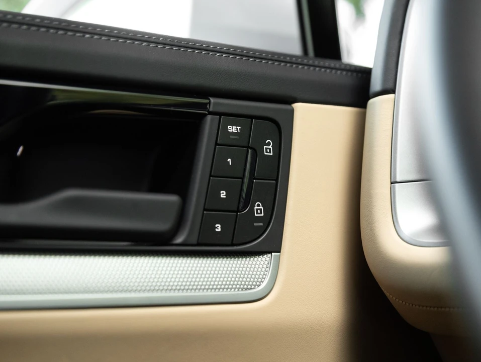 2025 Porsche 9Y0/9Y3 Cayenne S - Image 19 of 31