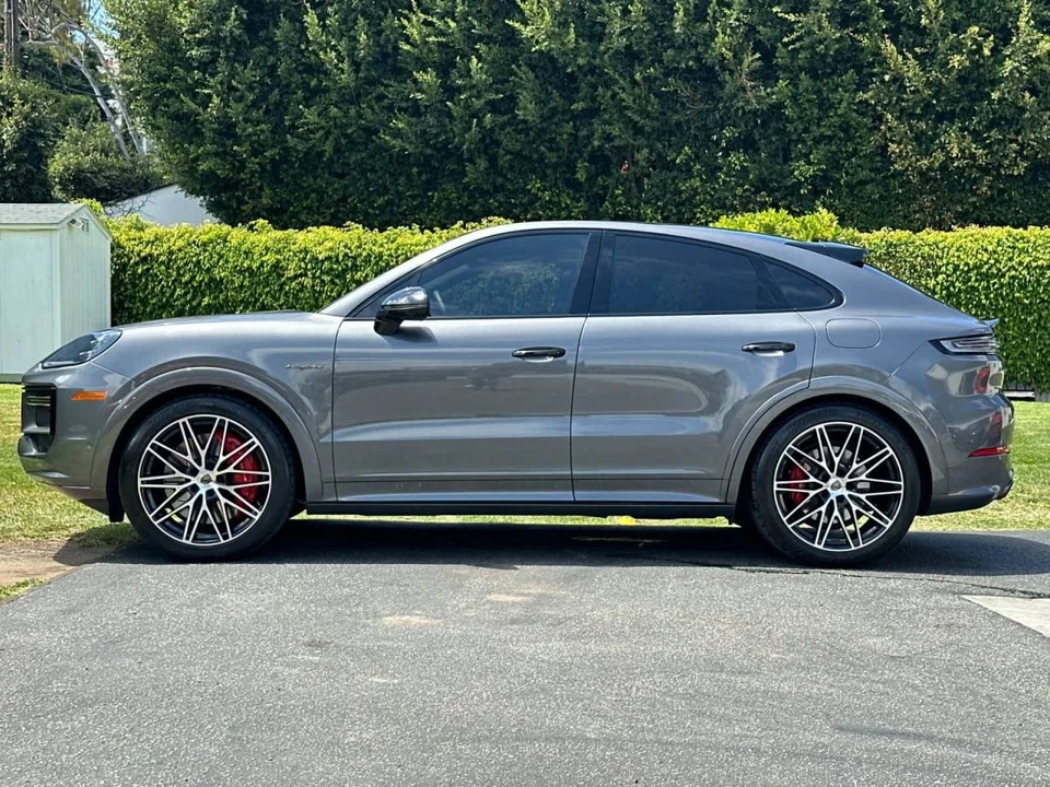 2025 Porsche 9Y0/9Y3 Cayenne Coupe - Image 2 of 5